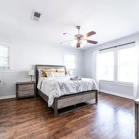 Beautiful 2Br 2Ba Montrose Home